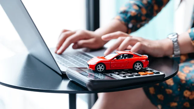 Die 1%-Regelung oder Fahrtenbuch: Welche Option ist als Arbeitnehmer aus steuerlicher Sicht am sinnvollsten?