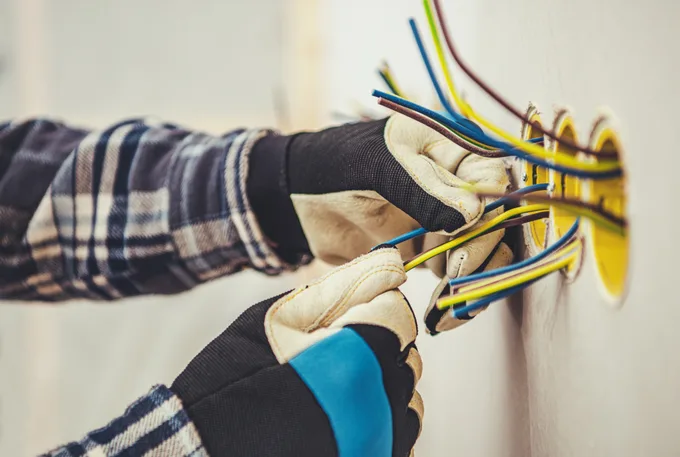 Elektriker bei der Arbeit