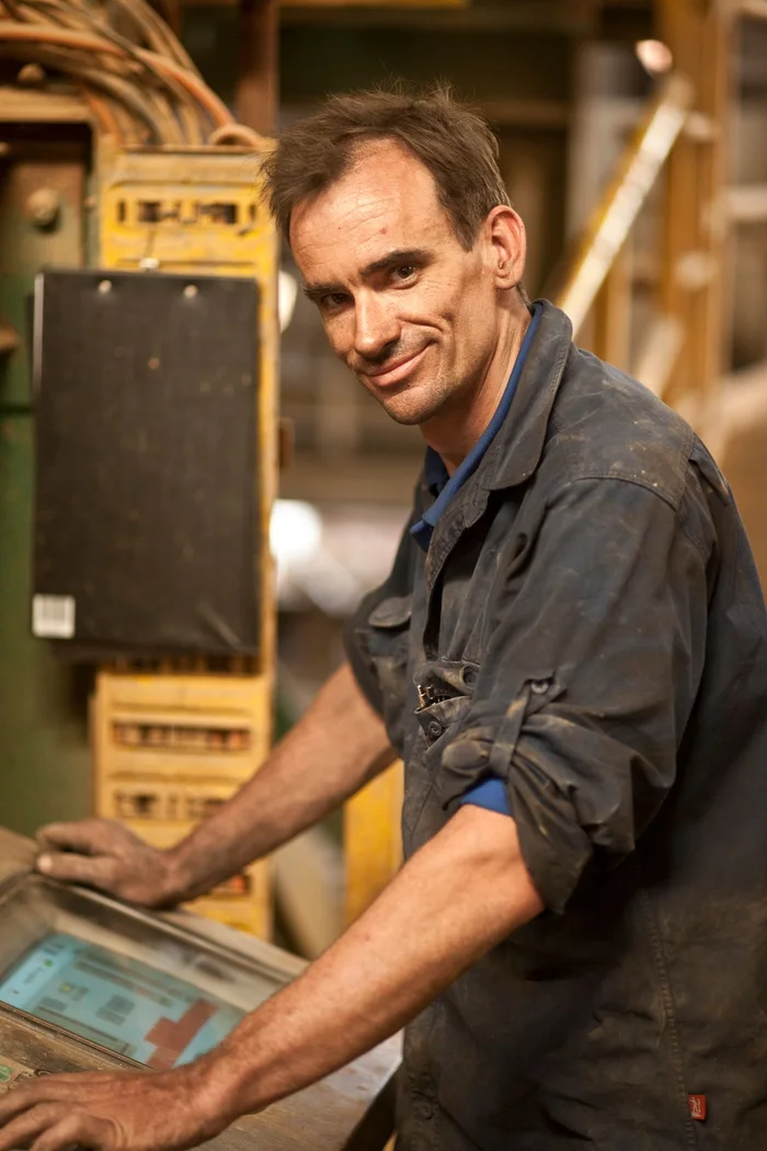 Handwerker an der Maschine im Betrieb