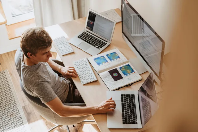 IT-Freiberufler am Schreibtisch im Homeoffice