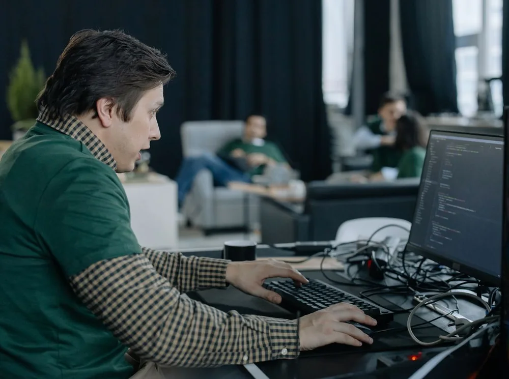 Softwareentwickler bei der Arbeit am Code