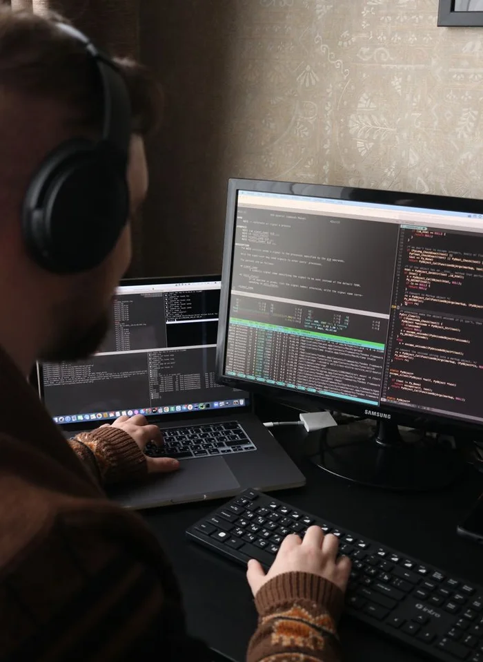 Entwickler am Dual-Monitor-Setup