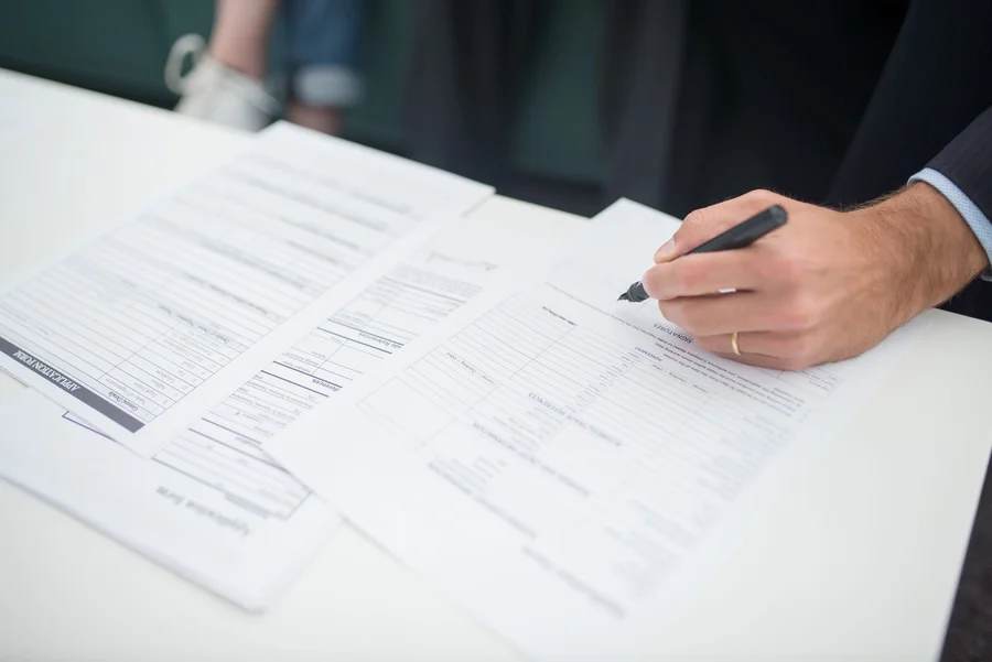 Steuerunterlagen auf dem Schreibtisch werden Position für Position durchgegangen
