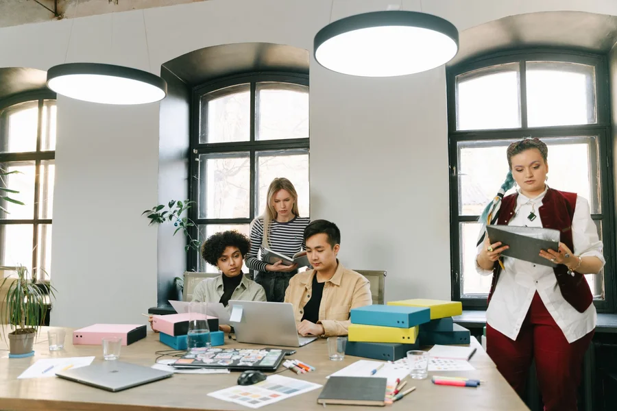 Team bei der Arbeit in einem hellen Büro — für sie läuft jeden Monat die Lohnabrechnung